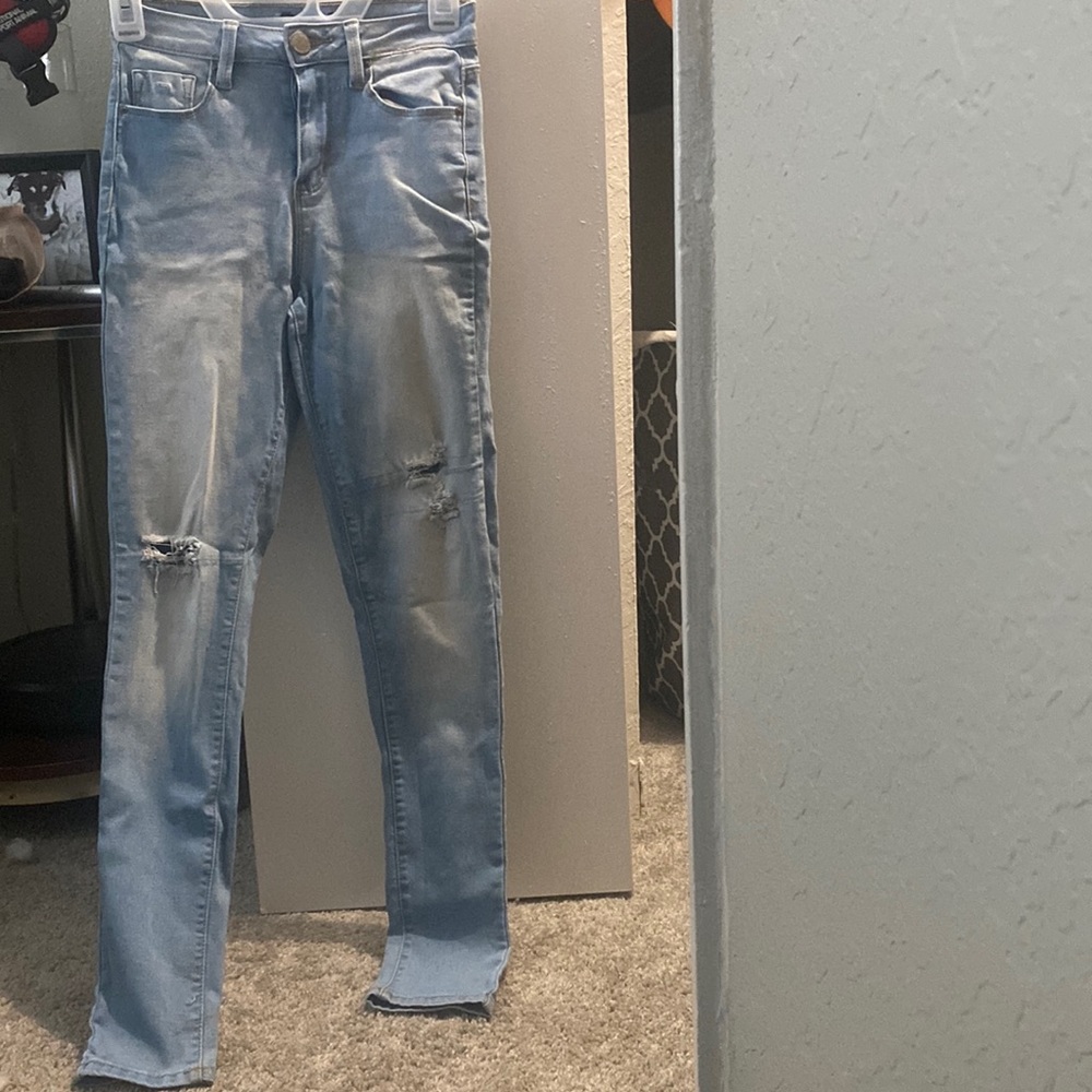 Light blue ripped skinny jeans. Size: 3
